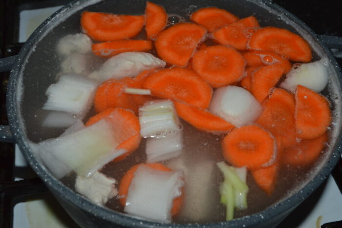 Añade la cebolla y la zanahoria