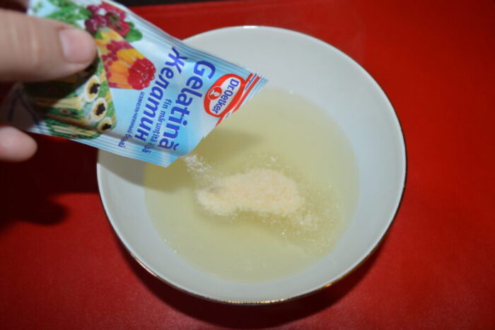 Añade los 20 g de gelatina