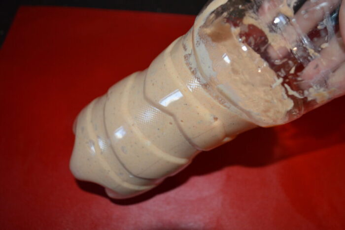 Vierte la mezcla dentro de la botella