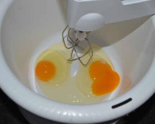 Rompe los huevos en un bol