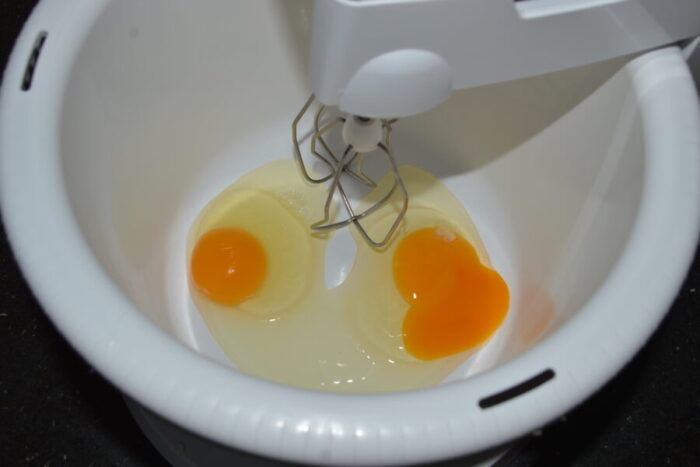 Rompe los huevos en un bol