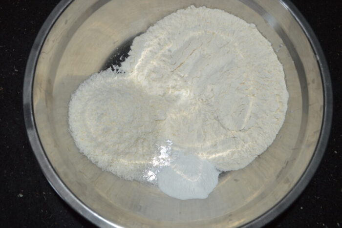 En otro bol mezcla la harina