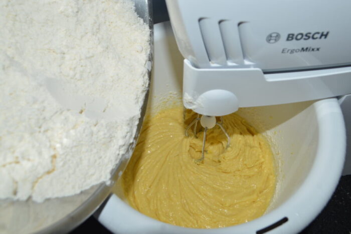 Añade poco a poco esta mezcla