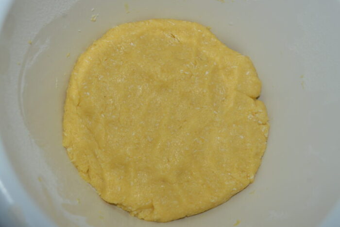 Amasa la masa con las manos