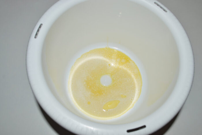 Vierte la mantequilla