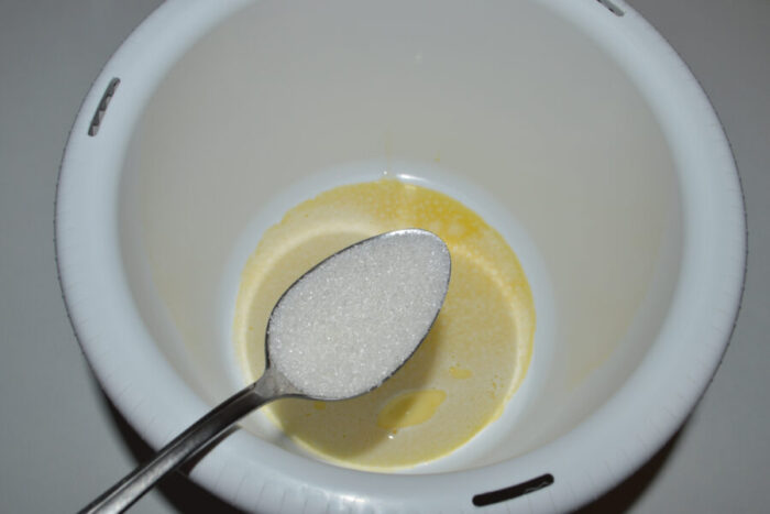 Añade dos cucharadas de azúcar