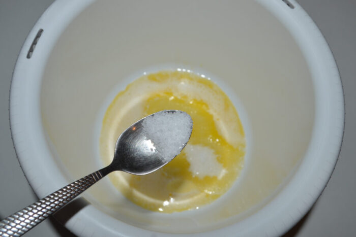 Añade media cucharadita de sal