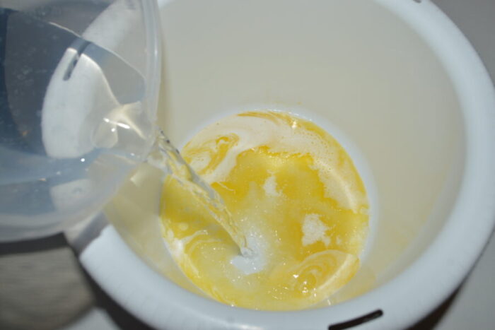 Vierte 200 ml de agua