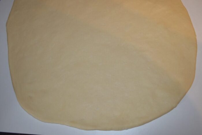 Estira la masa con un rodillo