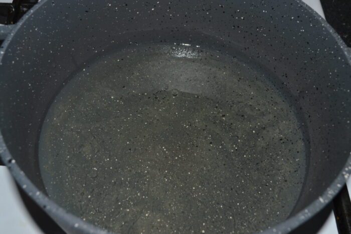 En una olla o cazo vierte abundante