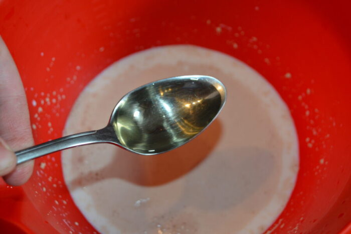 Añadir 3 cucharadas de aceite y mezclar