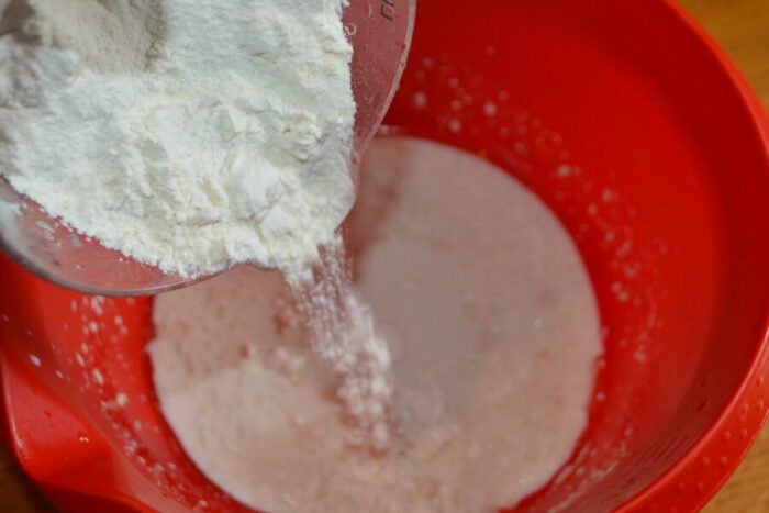 Incorporando poco a poco la harina