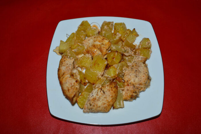 El pollo con patatas al horno está listo