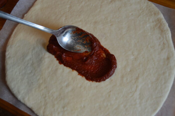 Untar la masa con pasta de tomate