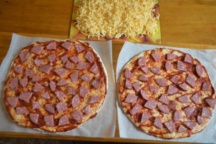 Colocar el salami sobre la masa