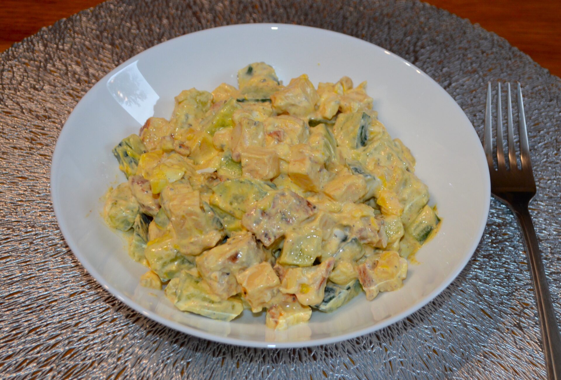 Ensalada de pollo con pepino y queso