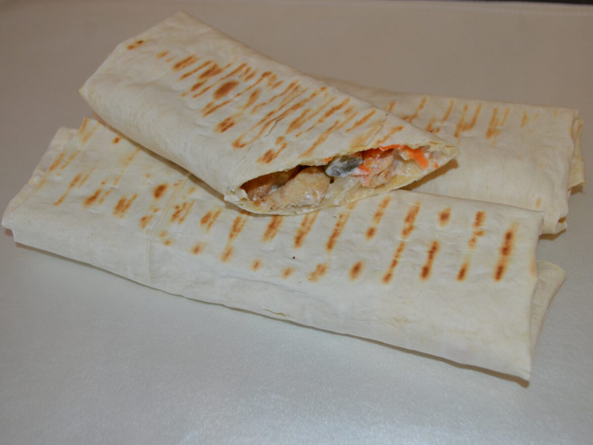 Kebab casero de pollo con verduras