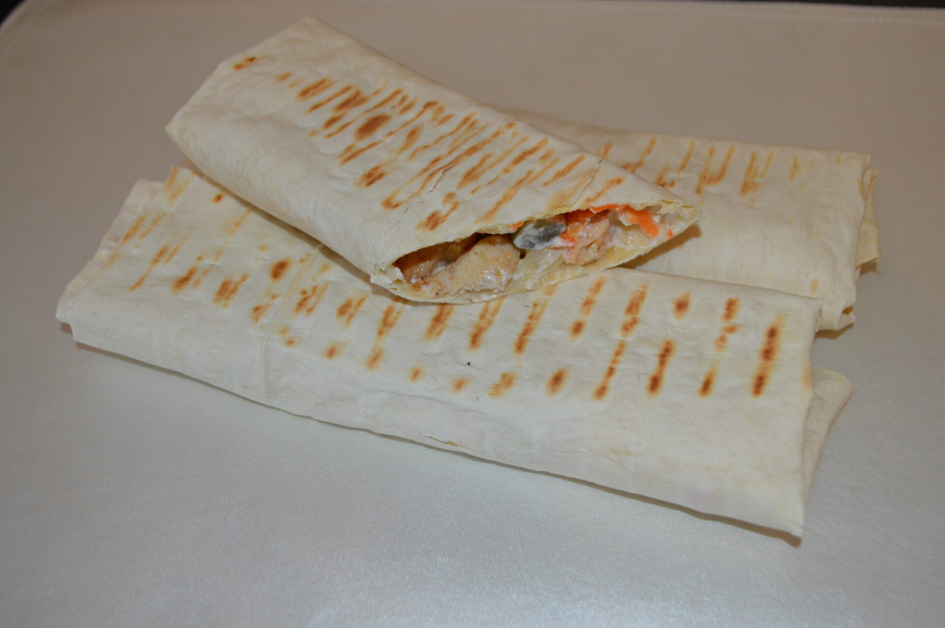 Kebab casero de pollo con verduras