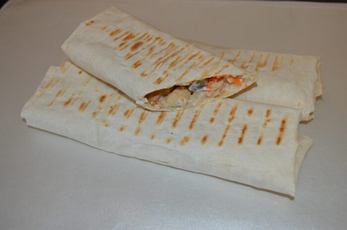 Kebab casero de pollo con verduras