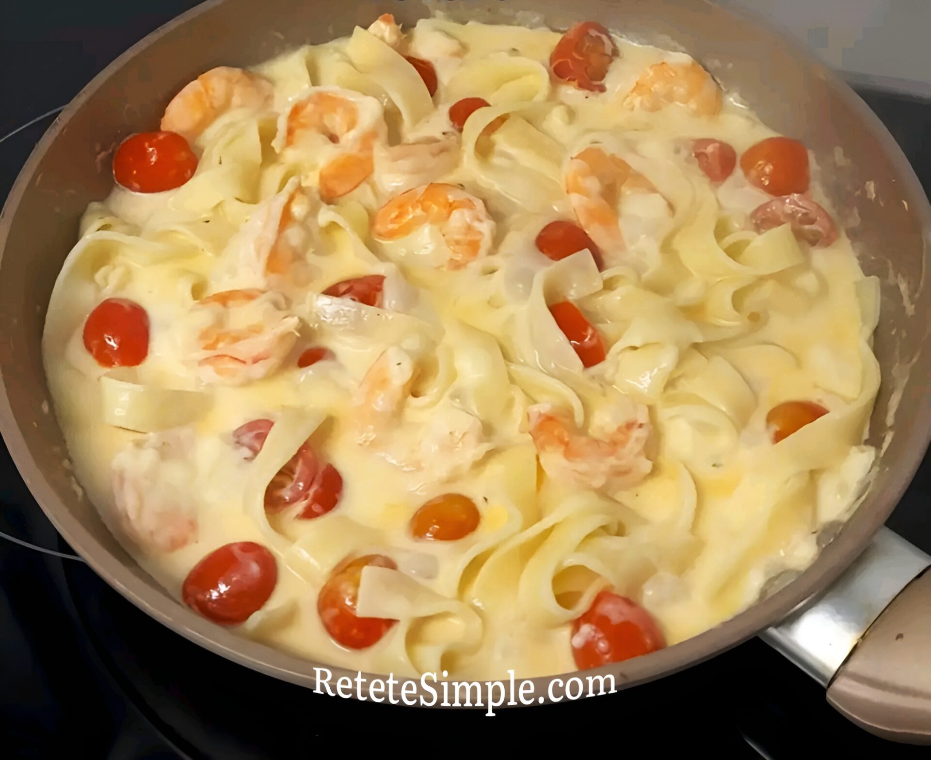Pasta con gambas en salsa blanca con queso