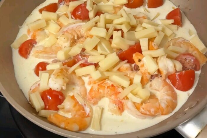 Añadir la nata del 30% y el queso