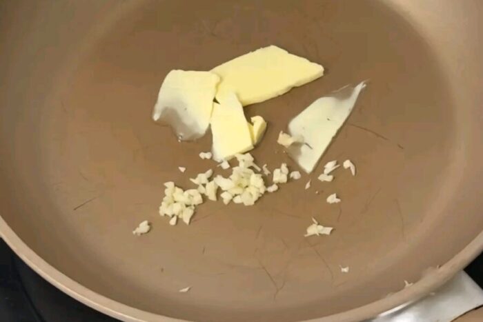 En una sartén poner un poco de mantequilla