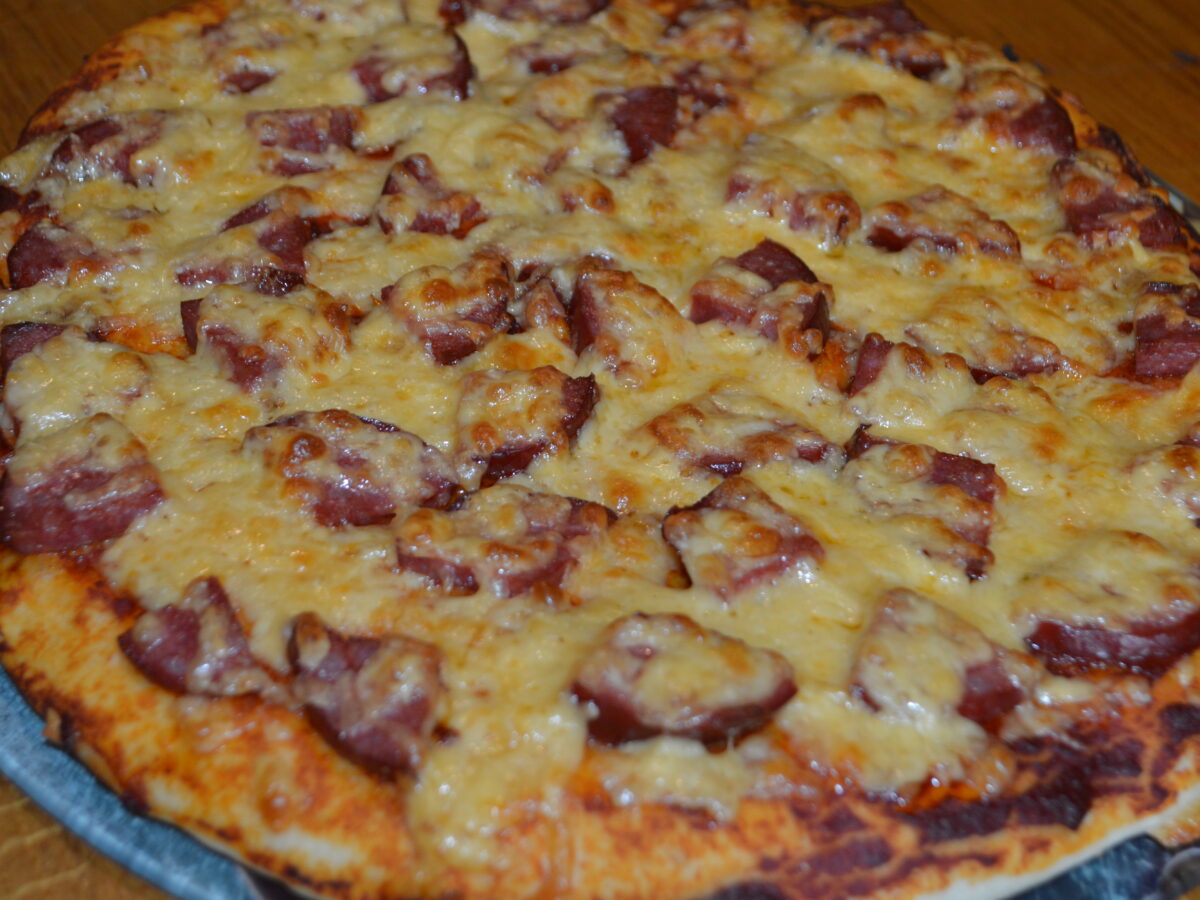 Pizza casera con masa esponjosa al estilo italiano