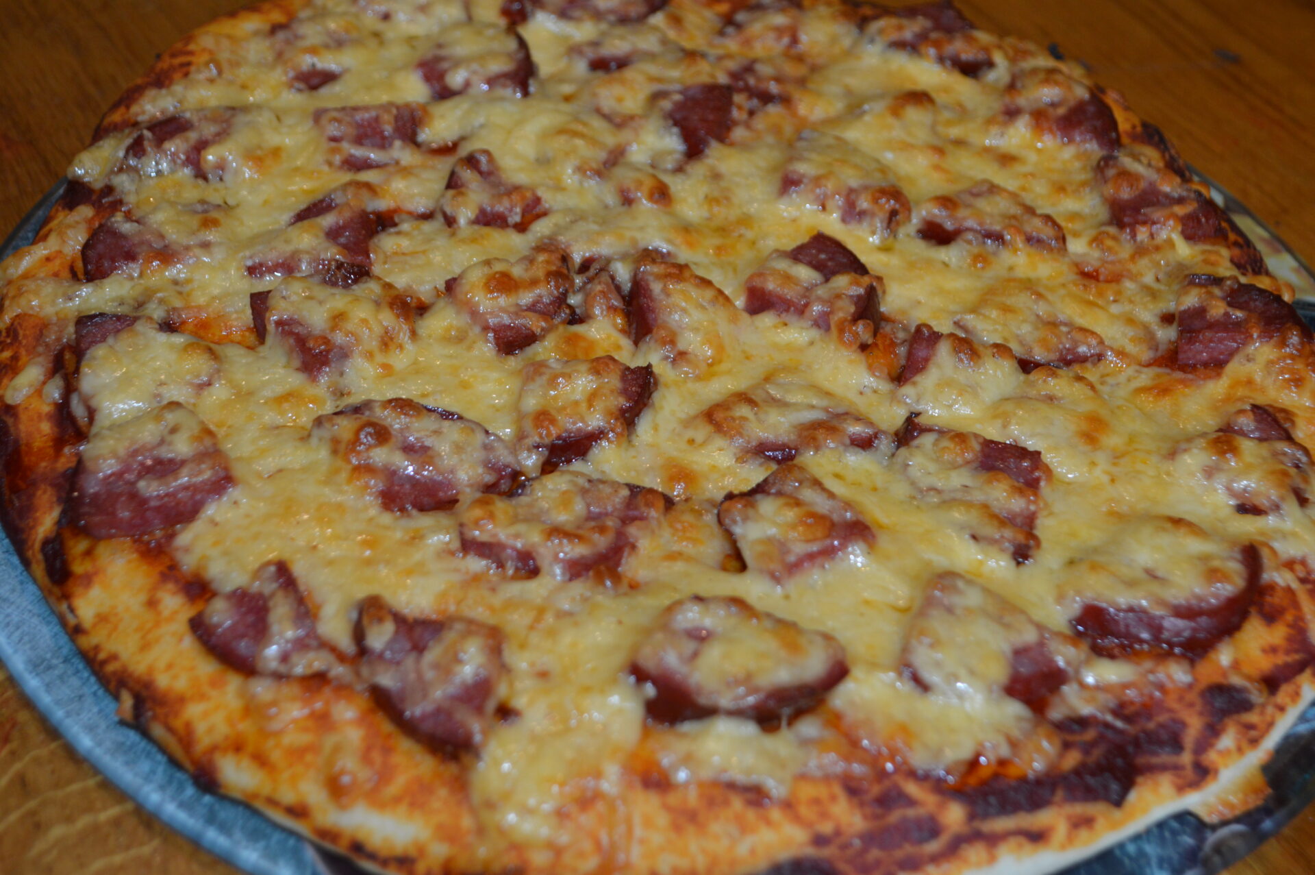 Pizza casera con masa esponjosa al estilo italiano