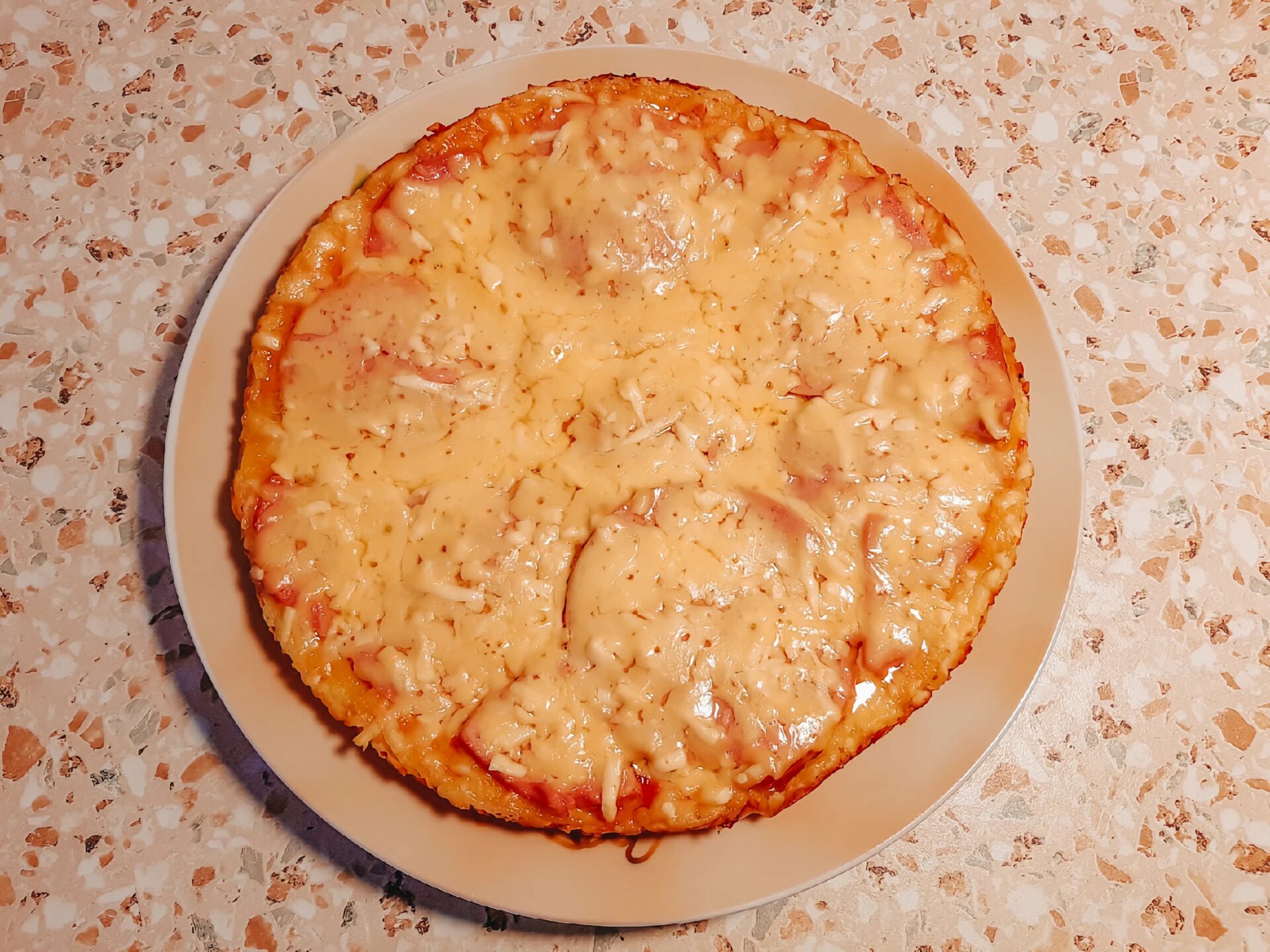 Pizza rápida en sartén con nata y mayonesa