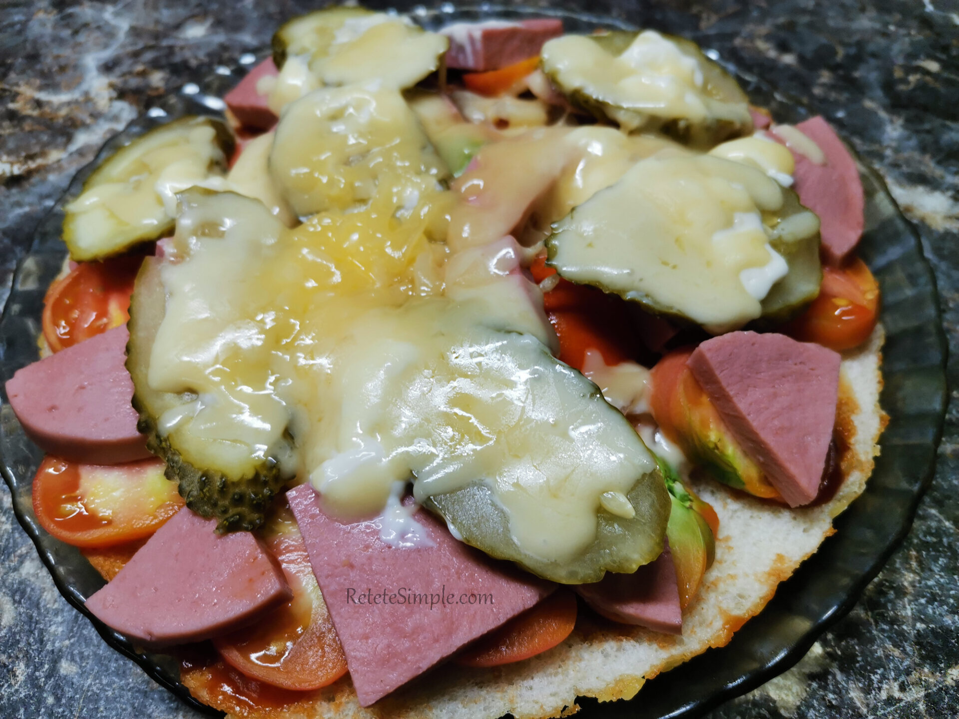 Pizza rápida sobre lavash con salchichas y pepinillos