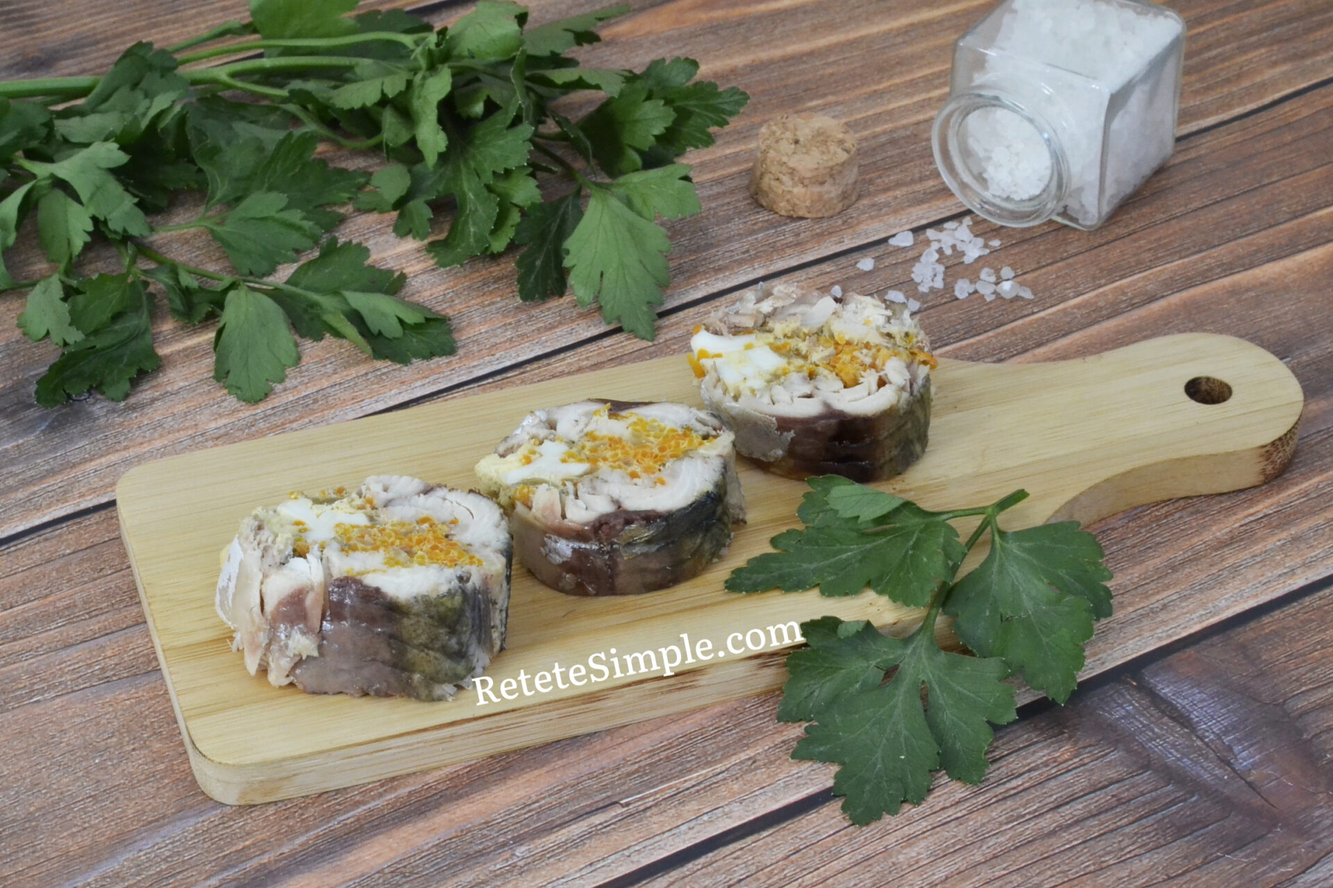 Rollo de caballa con zanahoria y huevo