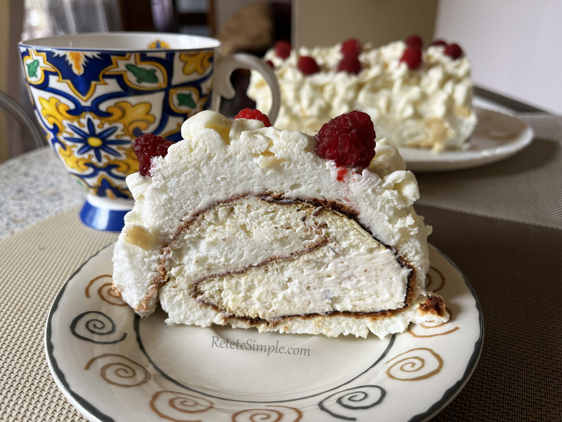 Rollo de merengue con frambuesas y pistachos