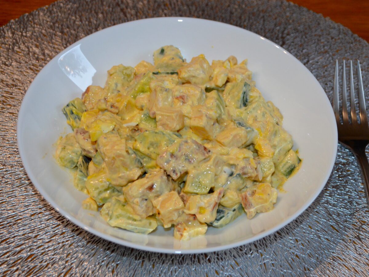 Salata de pui cu castraveti si cascaval poza