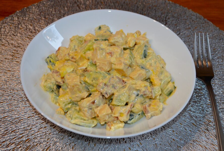 Salata de pui cu castraveti si cascaval