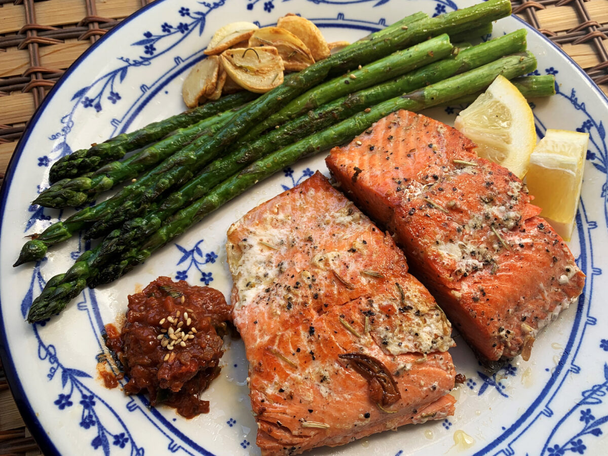 Salmón al horno con ensalada y arroz