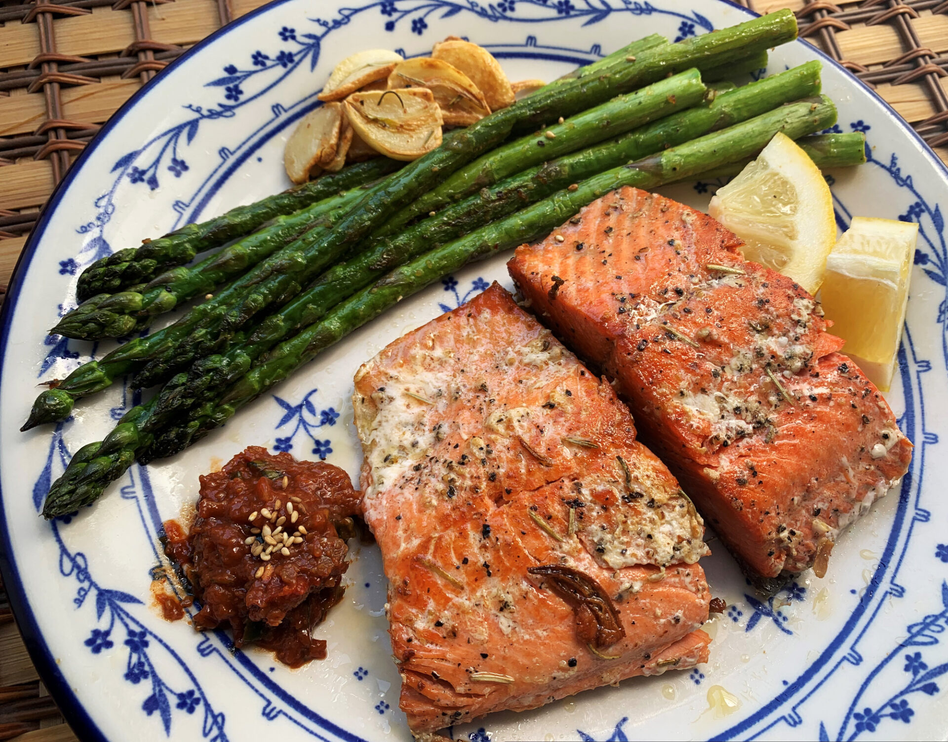 Salmón al horno con ensalada y arroz