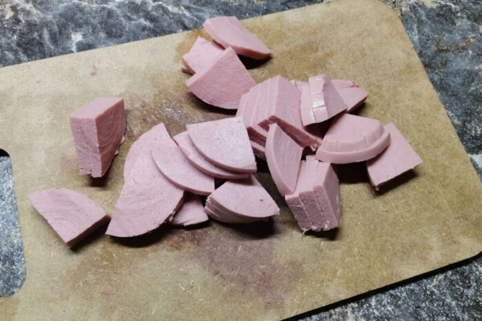 Corta las salchichas