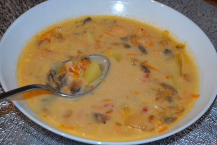 La sopa de champiñones con pollo y queso está lista