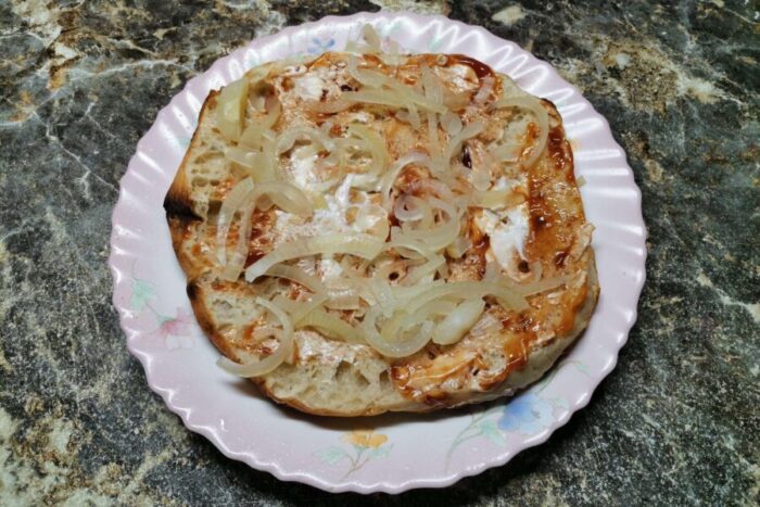 Reparte por encima las tiras de cebolla