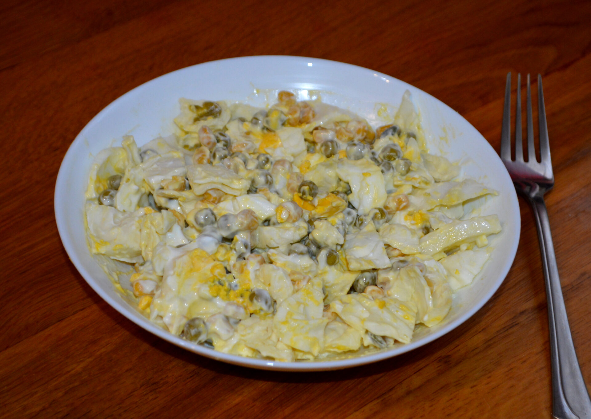 Salata de varza cu oua si mazare poza